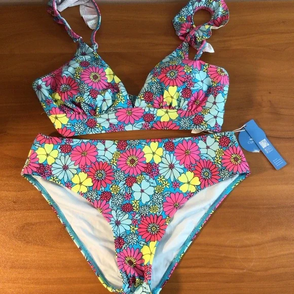 Women’s Cupshe Bright Floral Ruffled V Neck Mid Rise Bikini Size Medium - Picture 1 of 8
